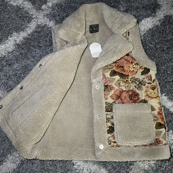 Altar'd State Beige Floral Sherpa Vest - Picture 4 of 8